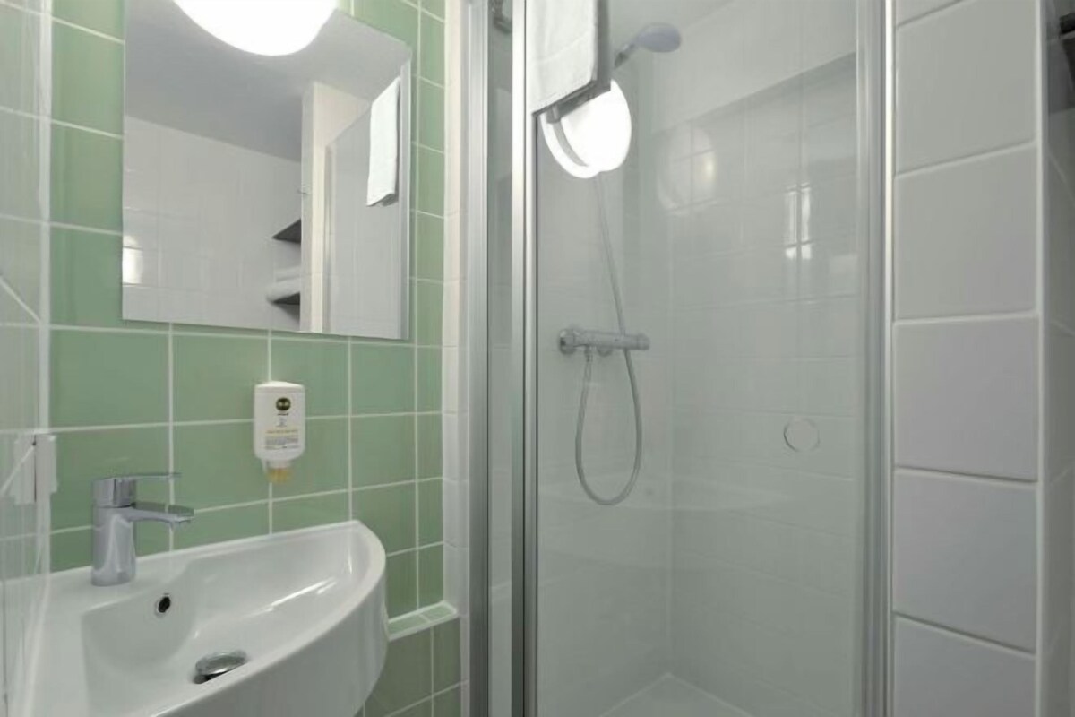 Badkamer | Een douche, een haardroger, handdoeken