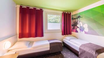 Escrivaninha, quartos à prova de som, Wi-Fi de cortesia, roupa de cama