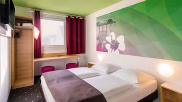 Desk, soundproofing, free WiFi, bed sheets