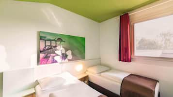 Desk, soundproofing, free WiFi, bed sheets