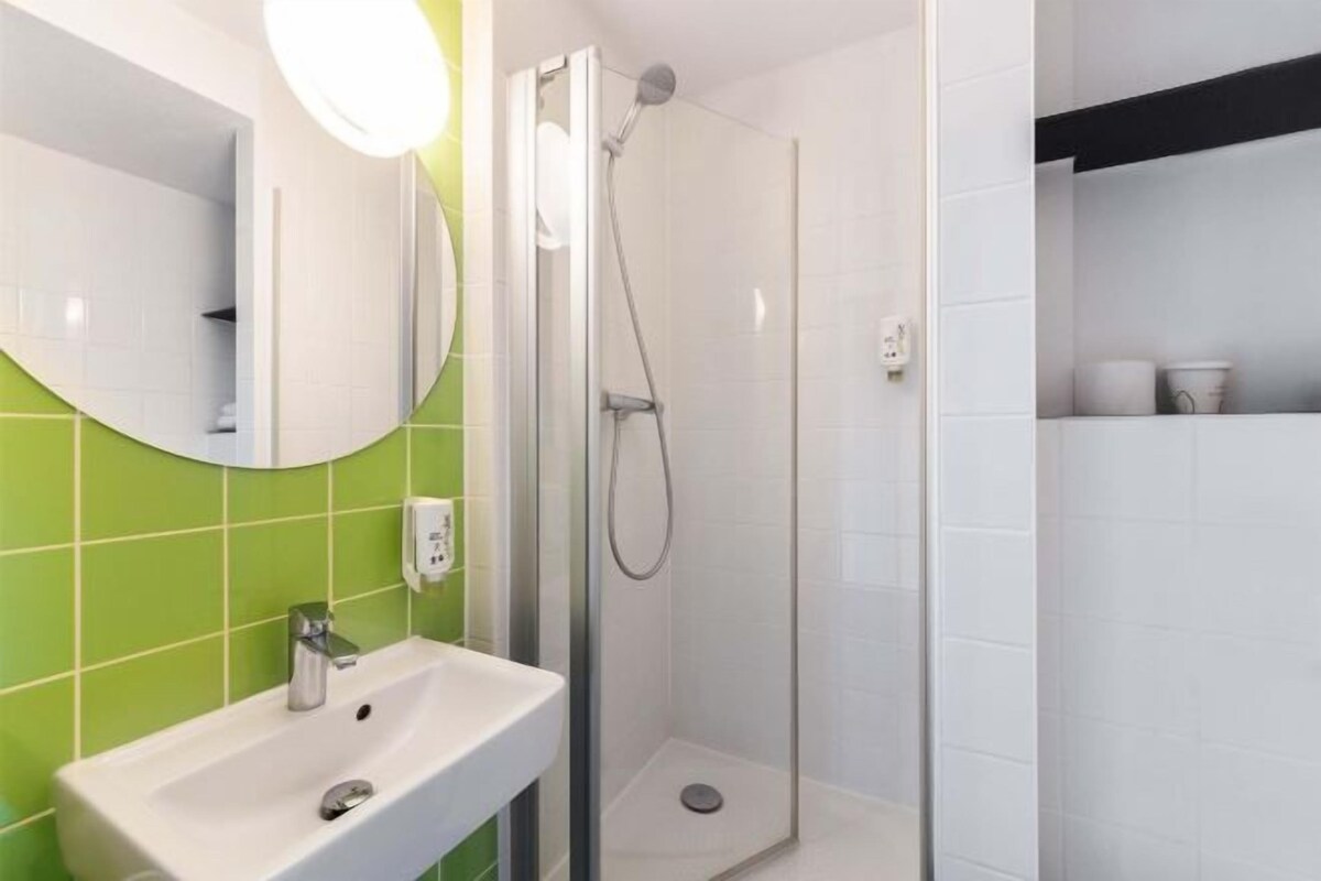 Een douche, een haardroger, handdoeken