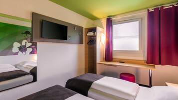 Escritorio, sistema de insonorización, wifi gratis y ropa de cama