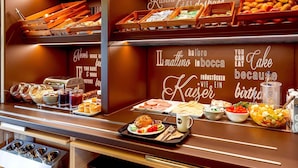Un espace buffet proposant une variété de plats et un mur orné de citations inspirantes.