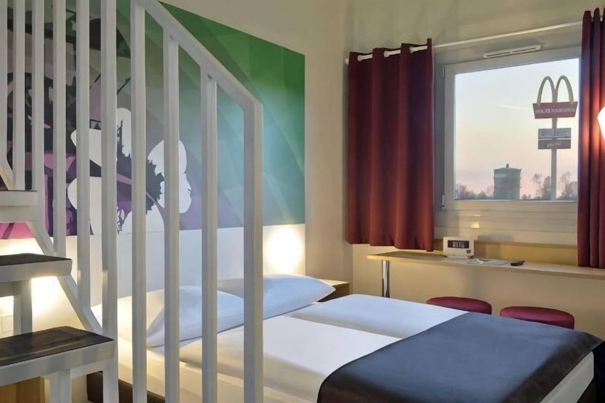 Escritorio, sistema de insonorización, wifi gratis y ropa de cama