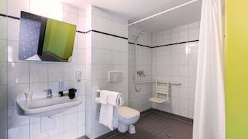 Ein modernes Badezimmer mit Toilette, Waschbecken und Dusche.