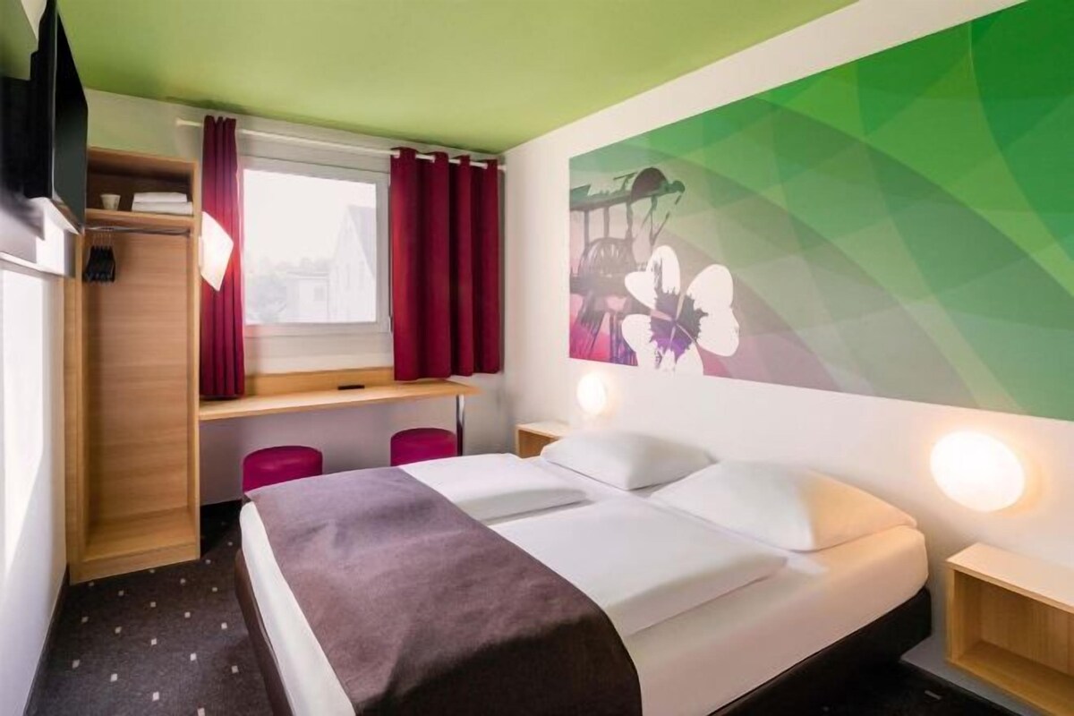 Een bureau, geluiddichte muren, gratis wifi, beddengoed