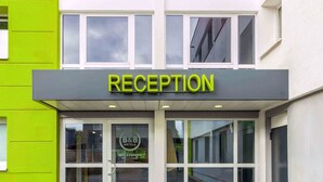 Un espace d’accueil avec une enseigne indiquant « RÉCEPTION » et le logo d’un établissement proposant des chambres d’hôtes.