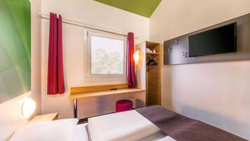 Escritorio, sistema de insonorización, wifi gratis y ropa de cama