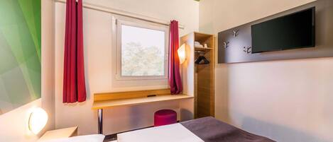 Desk, soundproofing, free WiFi, bed sheets