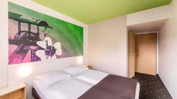 Escritorio, sistema de insonorización, wifi gratis y ropa de cama