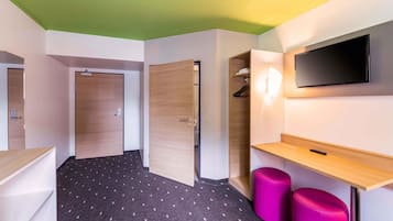 Desk, soundproofing, free WiFi, bed sheets