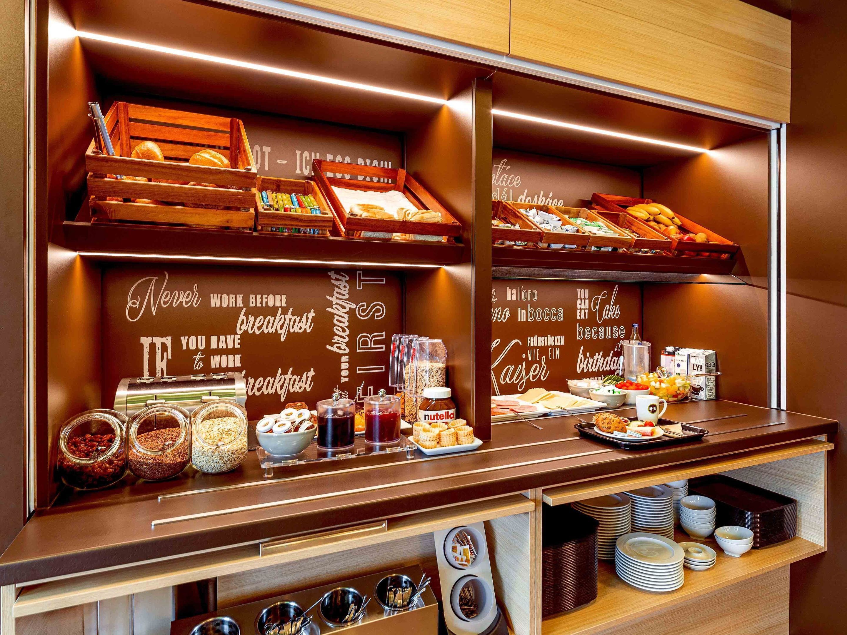Ein Frühstücksbuffet mit verschiedenen Speisen und Beilagen.