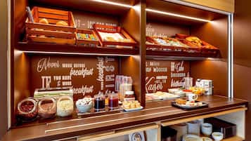 Un buffet de petit-déjeuner proposant une variété d'aliments et d'accompagnements.