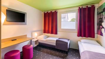 Desk, soundproofing, free WiFi, bed sheets