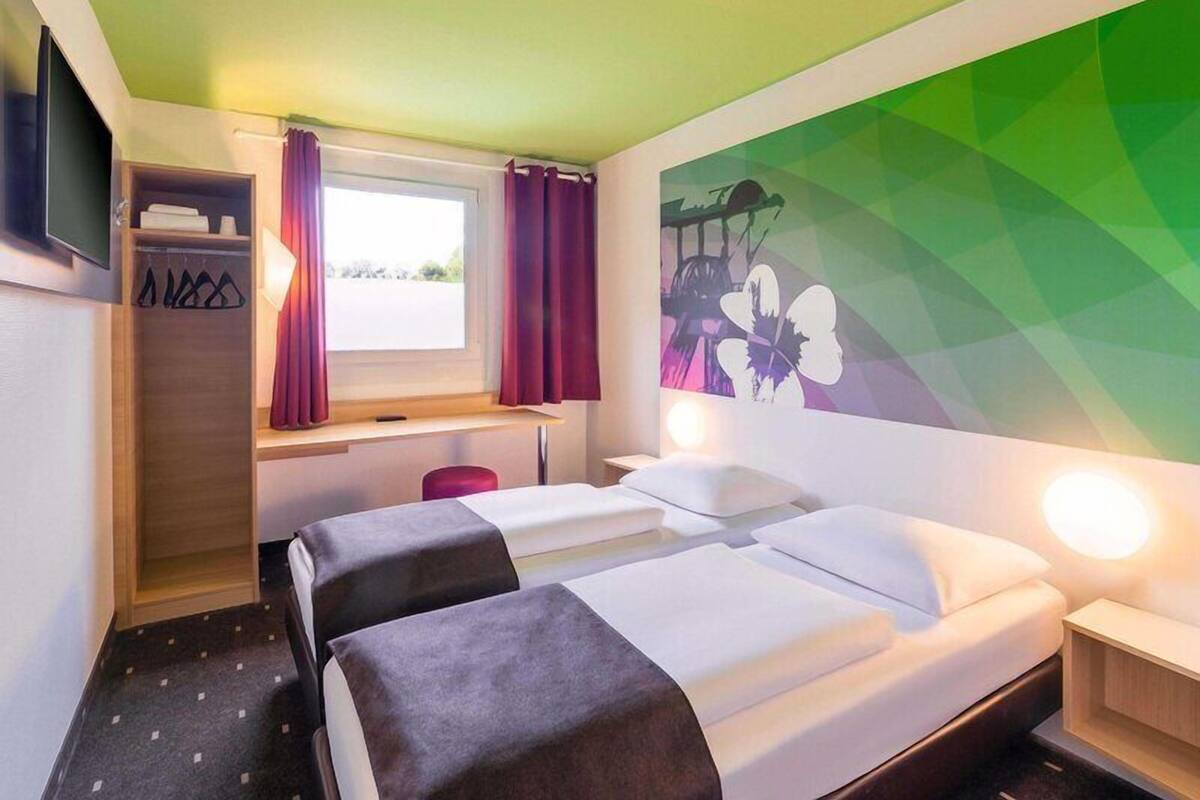 Habitación con 2 camas individuales | Escritorio, sistema de insonorización, wifi gratis y ropa de cama