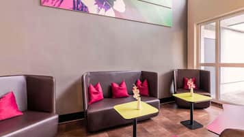 Desk, soundproofing, free WiFi, bed sheets