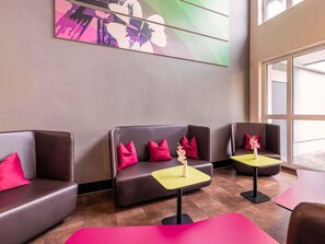 Een bureau, geluiddichte muren, gratis wifi, beddengoed