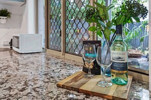 Interior - Stylish 3BR Townhouse CampHill + Wi-Fi, Parking (Balmoral)