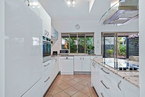 Stylish 3BR Townhouse CampHill + Wi-Fi, Parking