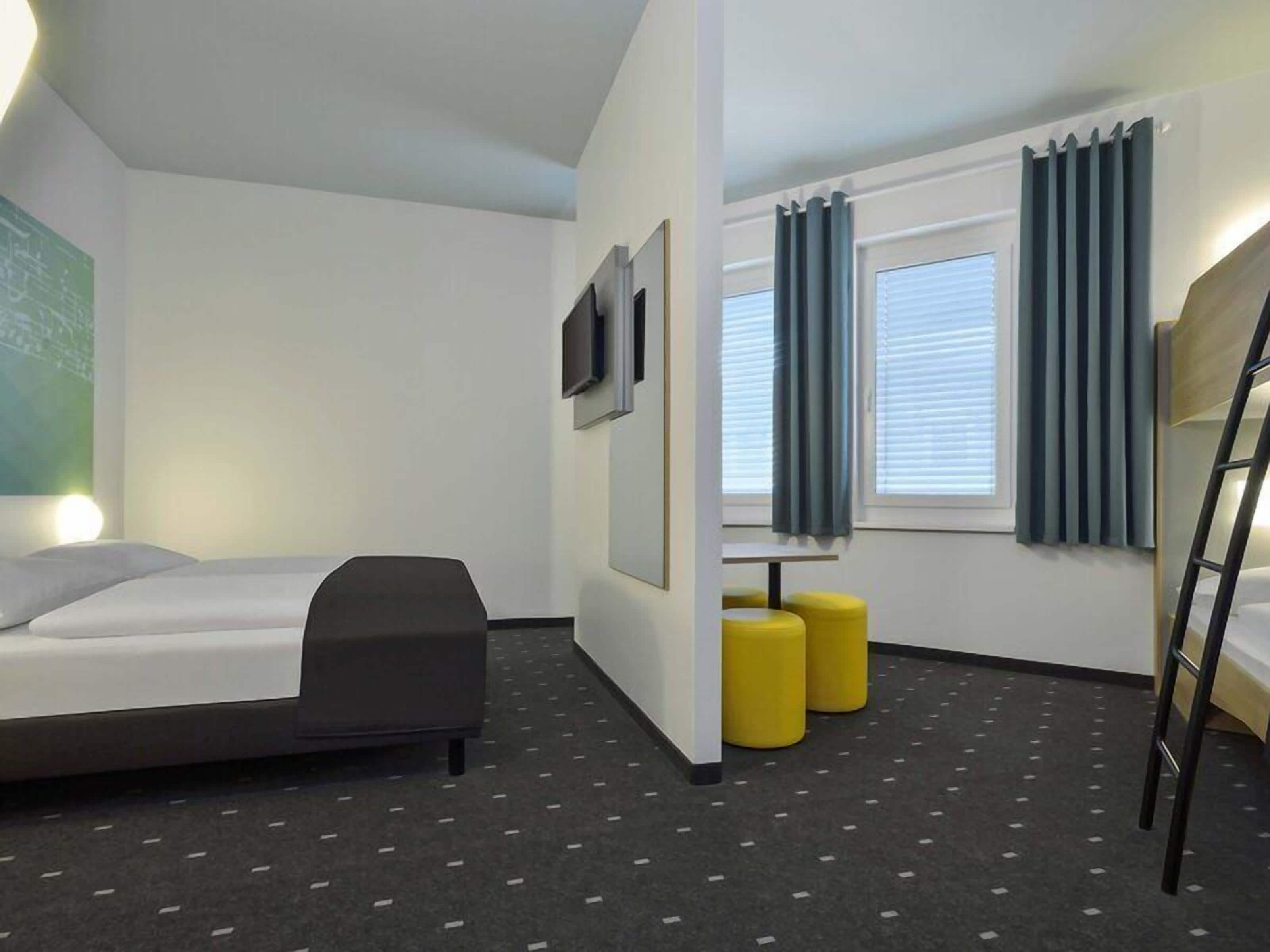 Quadruple Room | Desk, soundproofing, WiFi (free), bed sheets