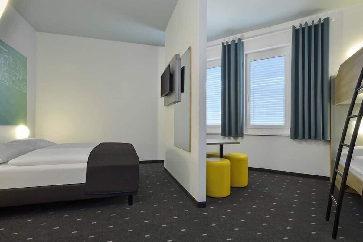 Quadruple Room | Desk, soundproofing, free WiFi, bed sheets