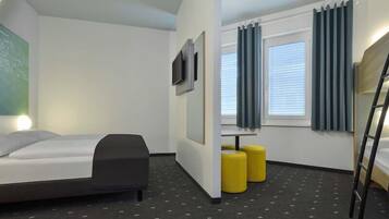 Quadruple Room | Desk, soundproofing, WiFi (free), bed sheets