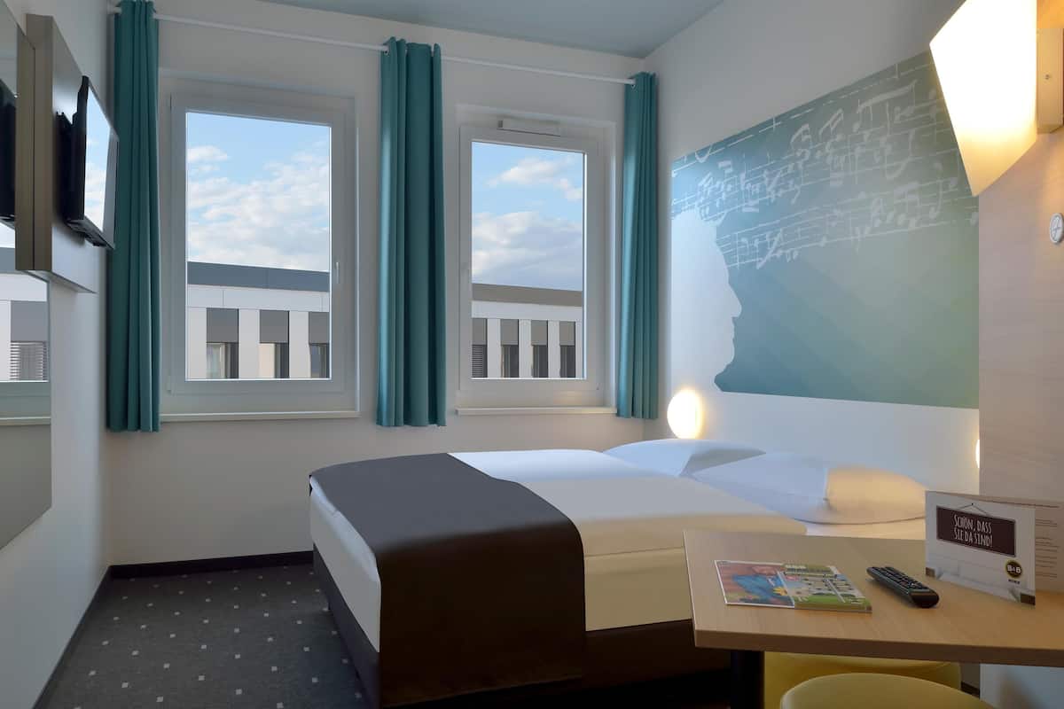 1 bedroom, desk, soundproofing, free wifi