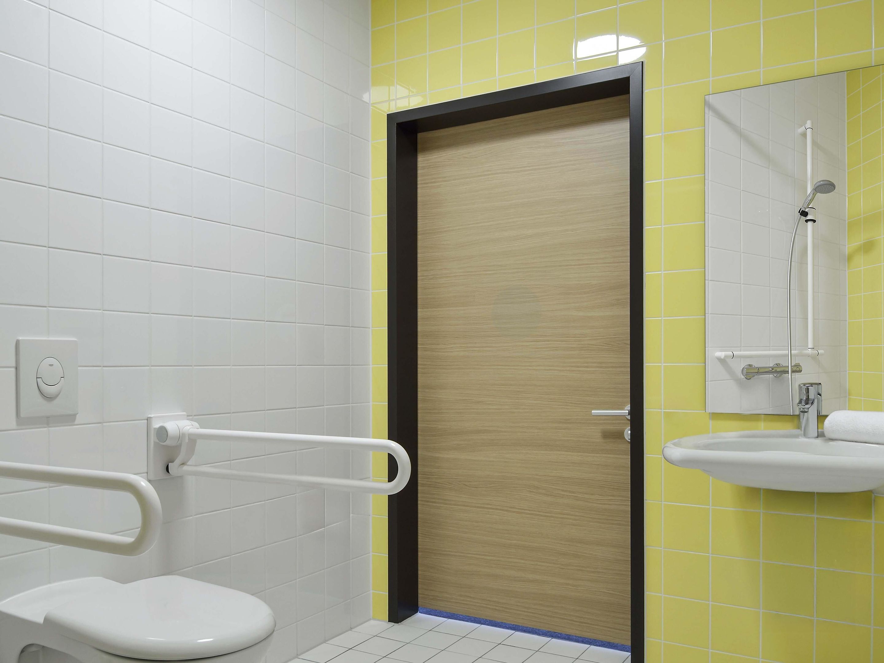 Douche, sèche-cheveux, serviettes fournies