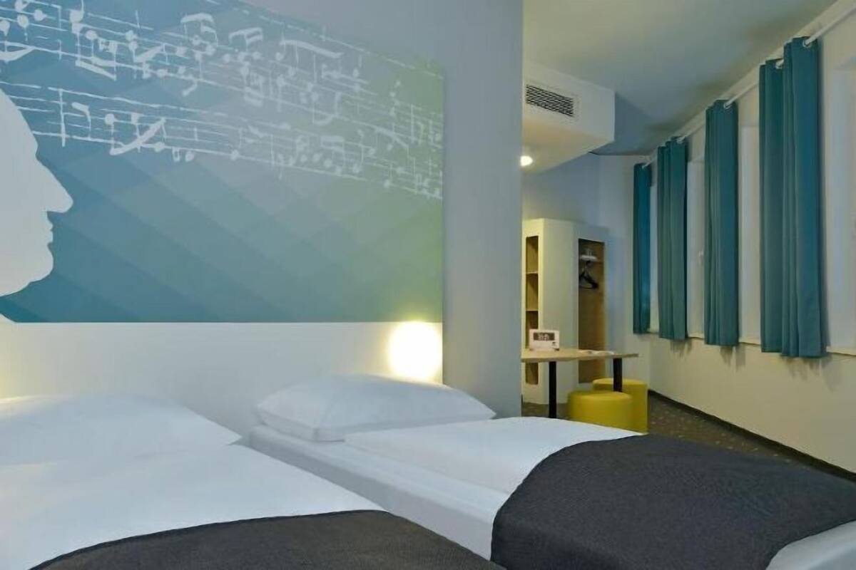 Escrivaninha, quartos à prova de som, Wi-Fi de cortesia, roupa de cama