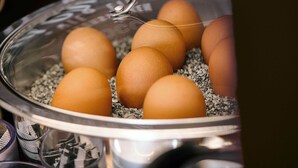 A bowl of eggs with a metal lid. - B&B Hotel Hamm (Hamm)