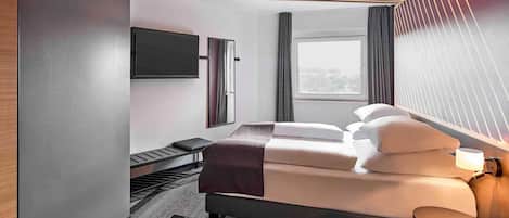 Desk, soundproofing, free WiFi, bed sheets