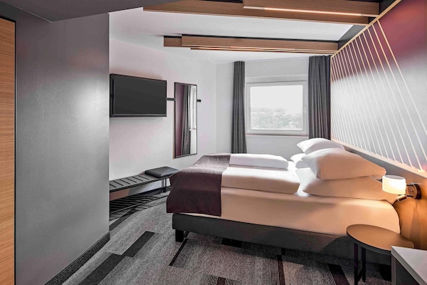 Desk, soundproofing, free WiFi, bed sheets