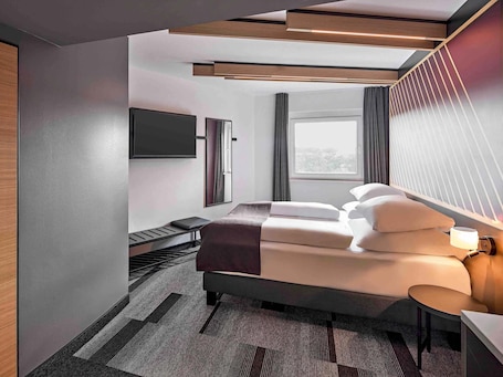 Escritorio, sistema de insonorización, wifi gratis y ropa de cama