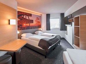 Quarto triplo | Escrivaninha, quartos à prova de som, Wi-Fi de cortesia, roupa de cama