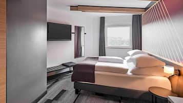 Escrivaninha, quartos à prova de som, Wi-Fi de cortesia, roupa de cama