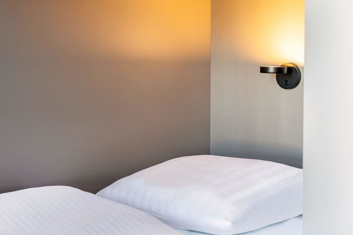 Skrivebord, lydisolert, wi-fi (inkludert) og sengetøy