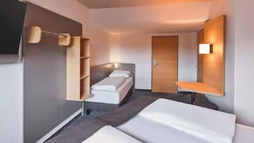 Escritorio, sistema de insonorización, wifi gratis y ropa de cama