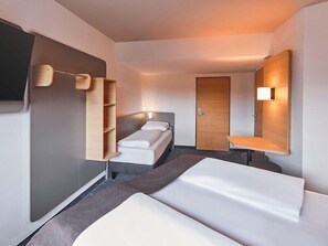 Triple Room | Desk, soundproofing, WiFi (free), bed sheets - B&B Hotel Hamm (Hamm)