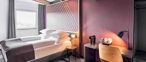 Desk, soundproofing, free WiFi, bed sheets