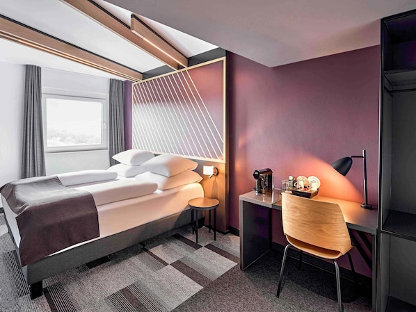 Escritorio, sistema de insonorización, wifi gratis y ropa de cama 