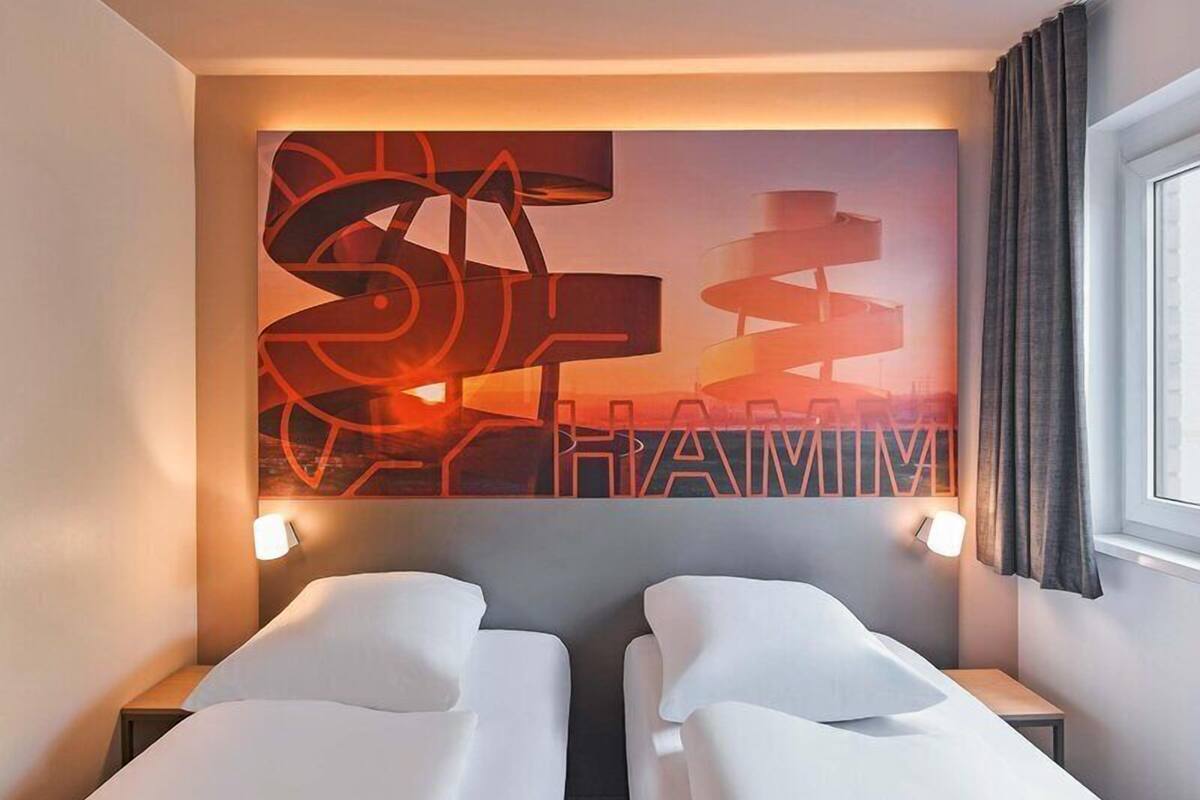 Twin Room | Desk, soundproofing, WiFi (free), bed sheets