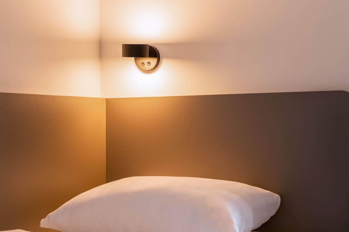 Escritorio, sistema de insonorización, wifi gratis y ropa de cama