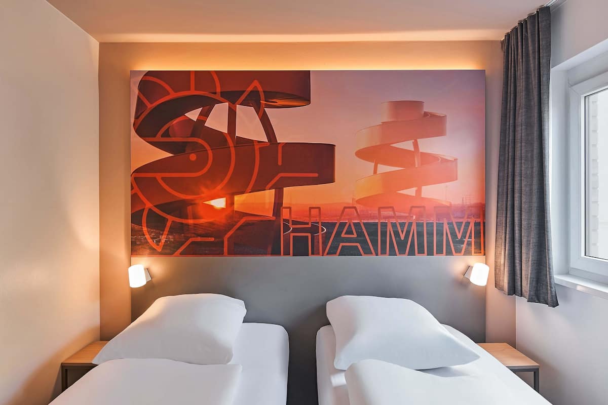 Quarto duplo | Escrivaninha, quartos à prova de som, Wi-Fi de cortesia, roupa de cama