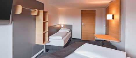 Escritorio, insonorización, wifi gratis y ropa de cama