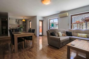 TV - Holiday home with balcony for 6 people (Bribir)