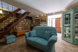 TV - Holiday home with balcony for 6 people (Bribir)