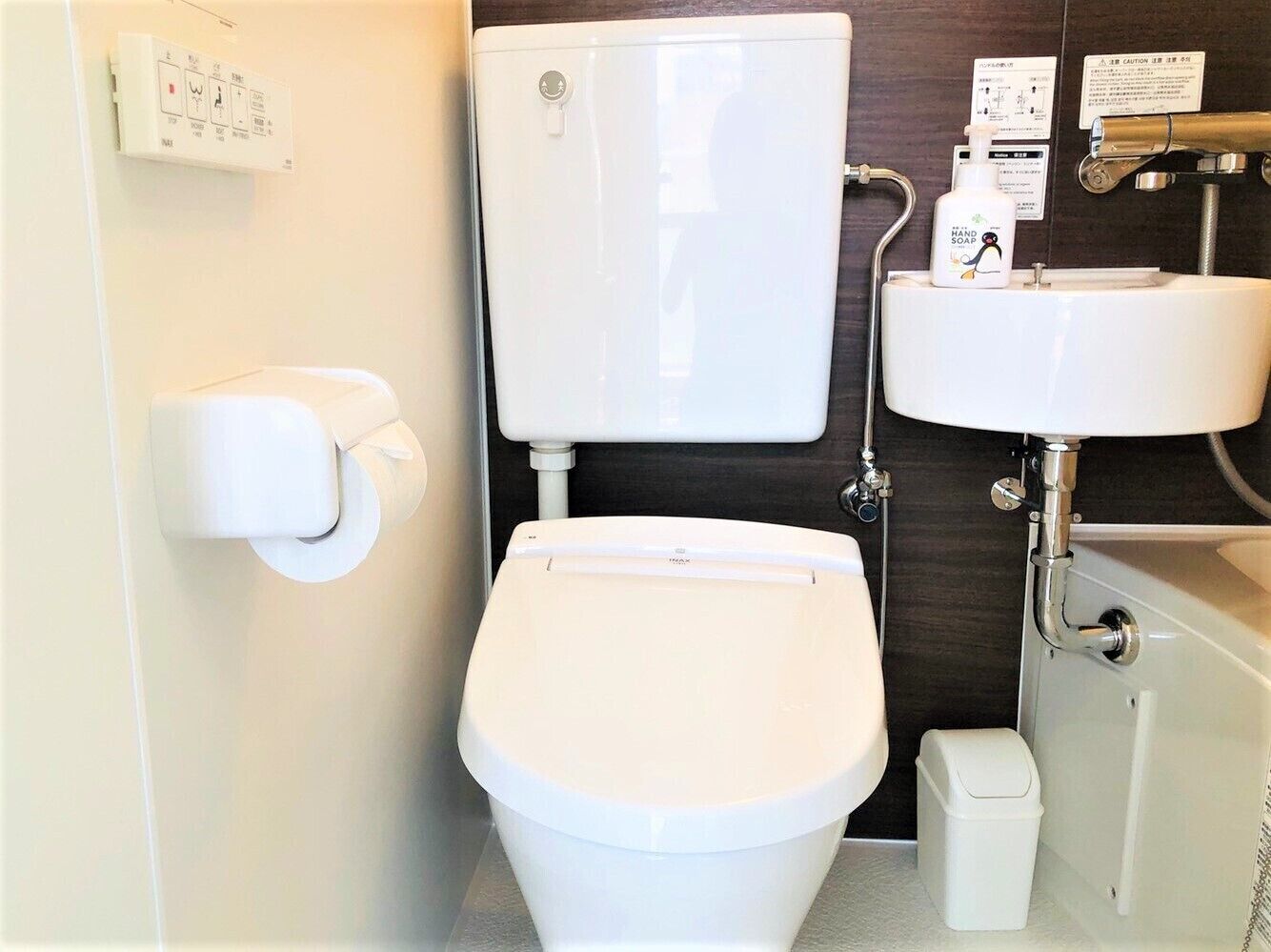 Combined shower/bathtub, free toiletries, hair dryer, slippers