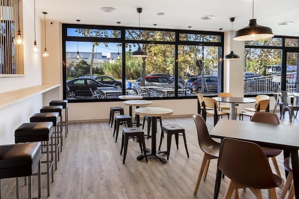 Bar (on property) - B&B Hotel Figueres (Figueres)