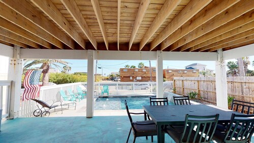 Private Heated Pool, Golf Cart Included and Close To Beach