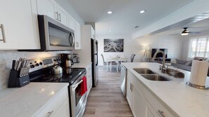 Kjøleskap, mikrobølgeovn, oppvaskmaskin og kaffetrakter/tekoker